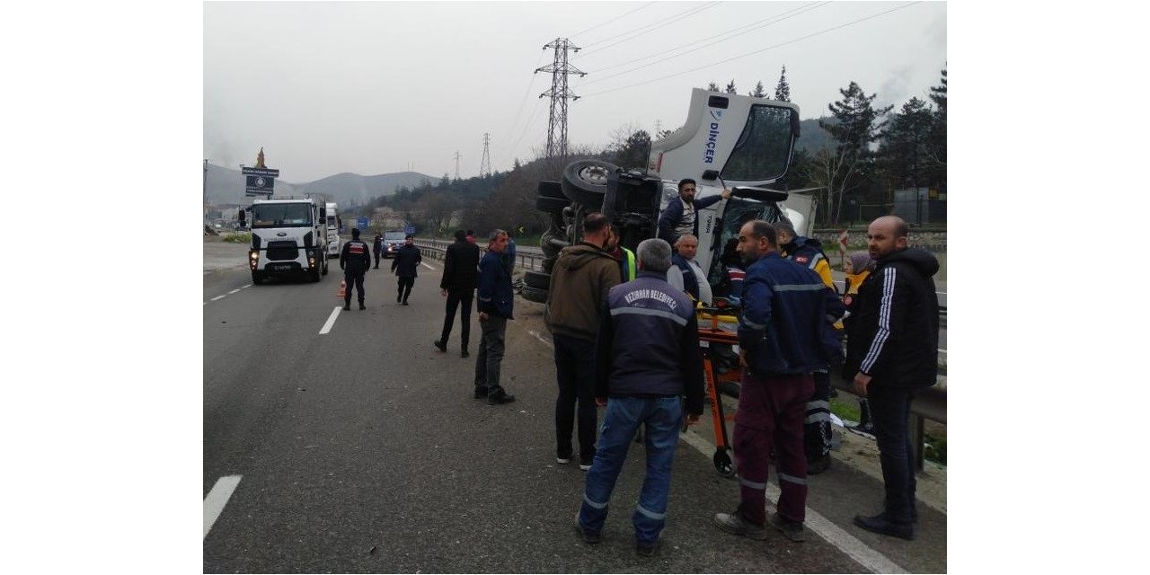 Bilecik’te kontrolden çıkan kamyon bariyerlere devrildi