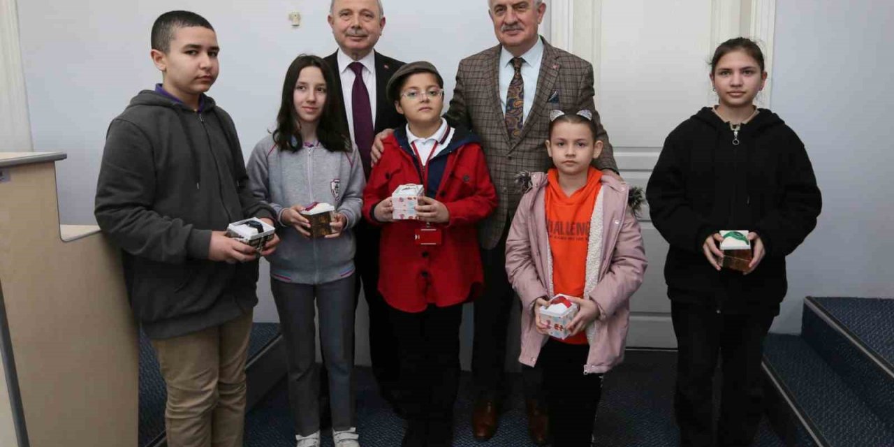 Yarışmada dereceye giren öğrencilere Başkan Aygün’den ödül