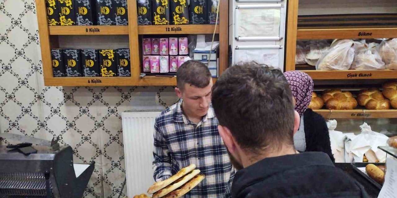 Pide kuyruklarının uzadığı ilçede vatandaş çareyi bakın nasıl buldu