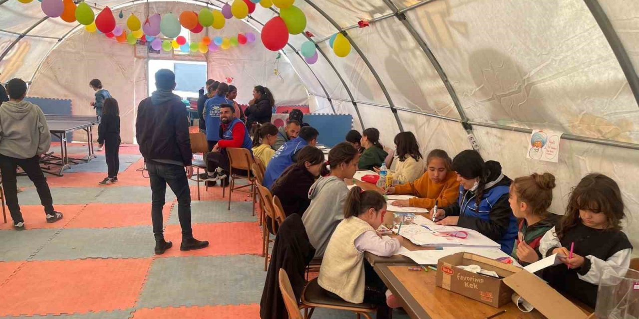 Şırnak’ta gönüllüler, depremzede 2 bin çocuğu oyun ile buluşturdu