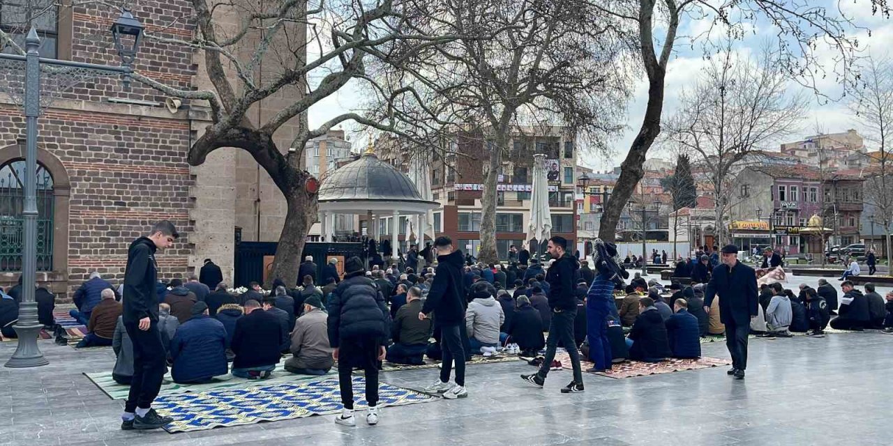 Ramazan ayının ilk cuma namazı kılındı