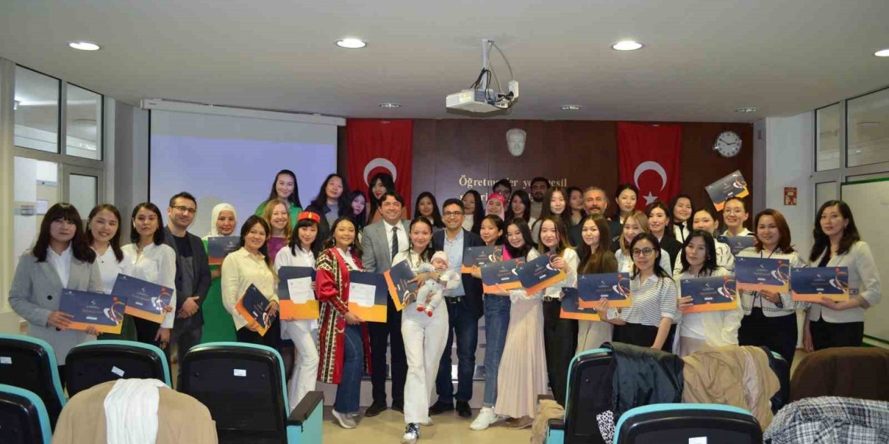 Kazakistan’dan gelen staj öğrencileri sertifikalarını aldı
