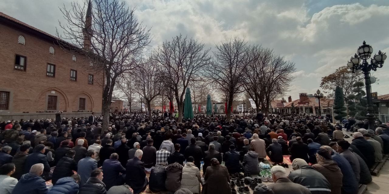 Ankara’da Ramazan’ın ilk cuma namazı kılındı