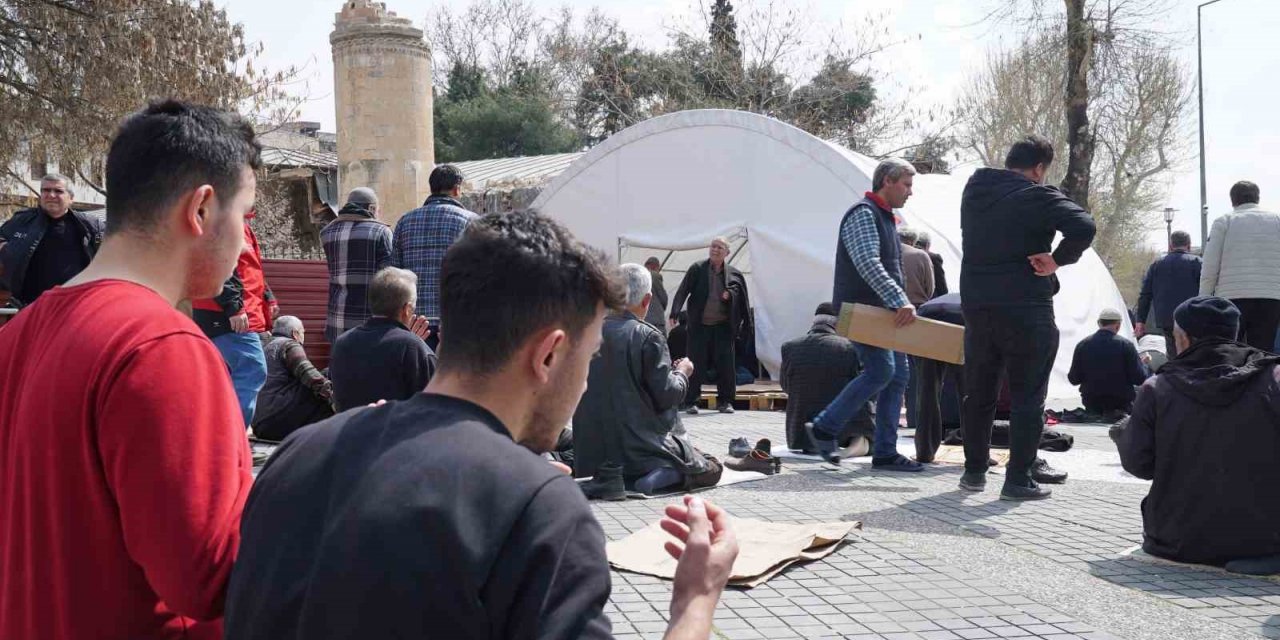 Depremin merkezi Kahramanmaraş’ta Ramazan’ın ilk cuma namazı kılındı