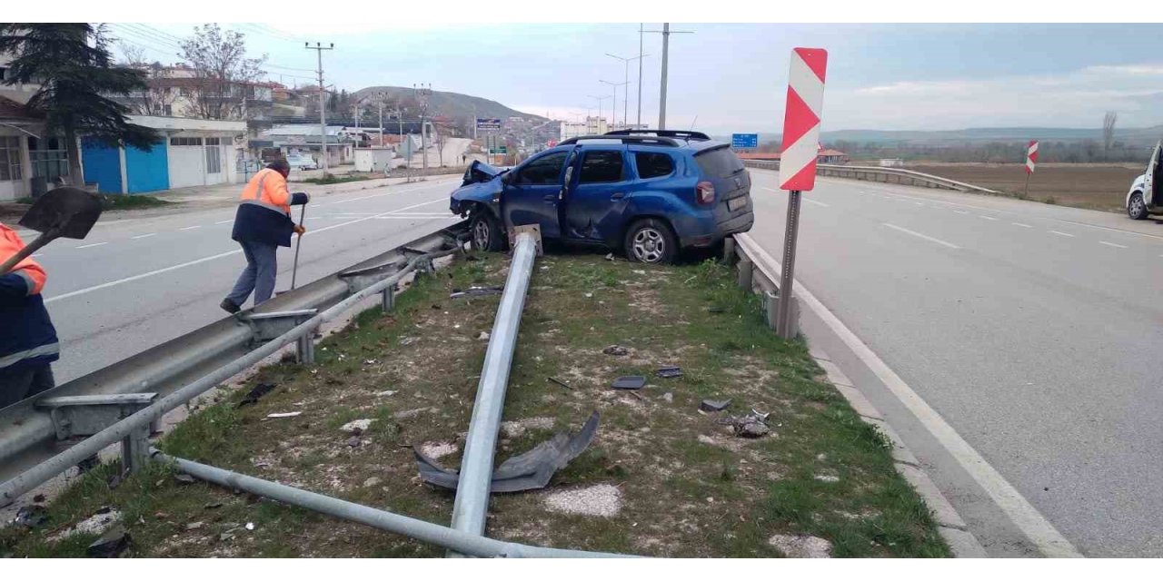 Kontrolden çıkan araç orta refüje daldı