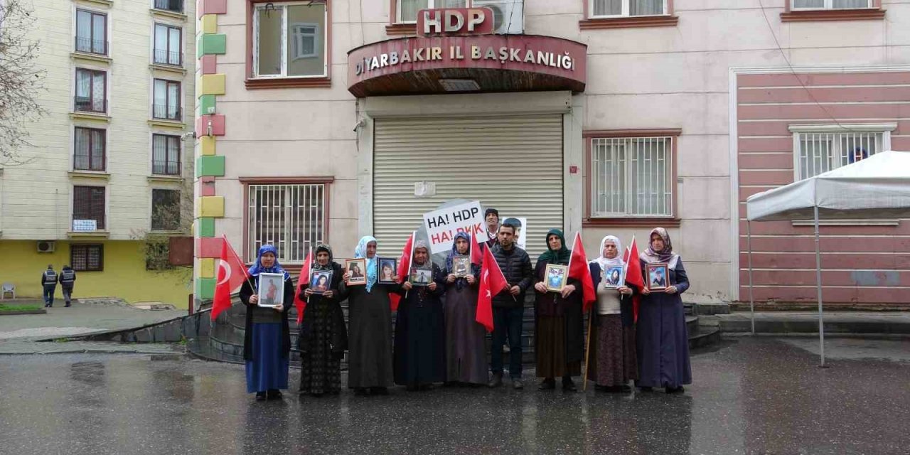 Evlat nöbetindeki ailelerden CHP ile HDP’nin el sıkışmasına tepki