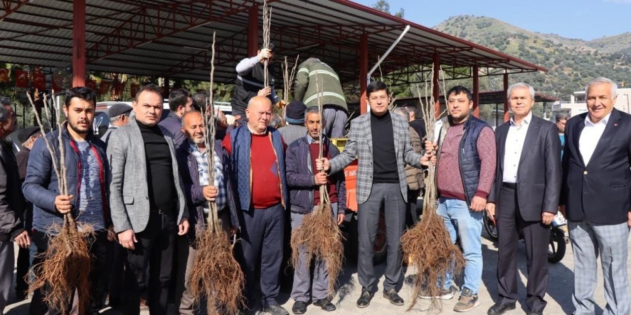 Başkan Özcan üreticinin yüzünü güldürdü