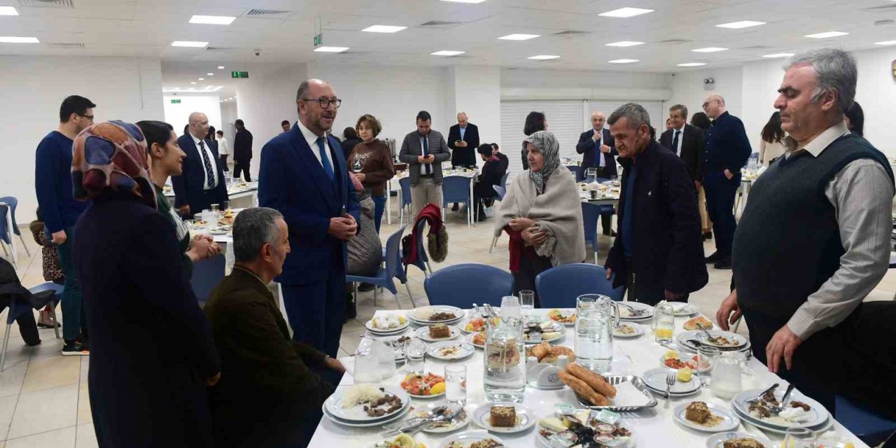 Rektör Erdal iftarda depremzede aileler ile bir araya geldi
