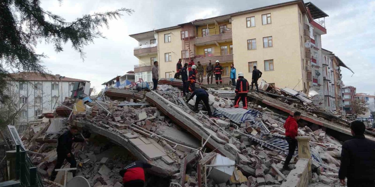 Malatya’da 4 katlı ağır hasarlı bina çöktü