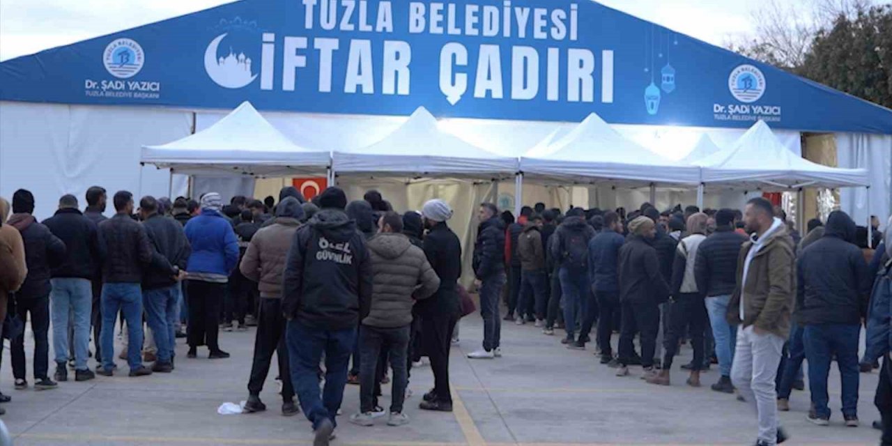 Tuzla Belediyesi’nin Kırıkhan ve Tuzla’daki çadırlarında ilk iftar yapıldı