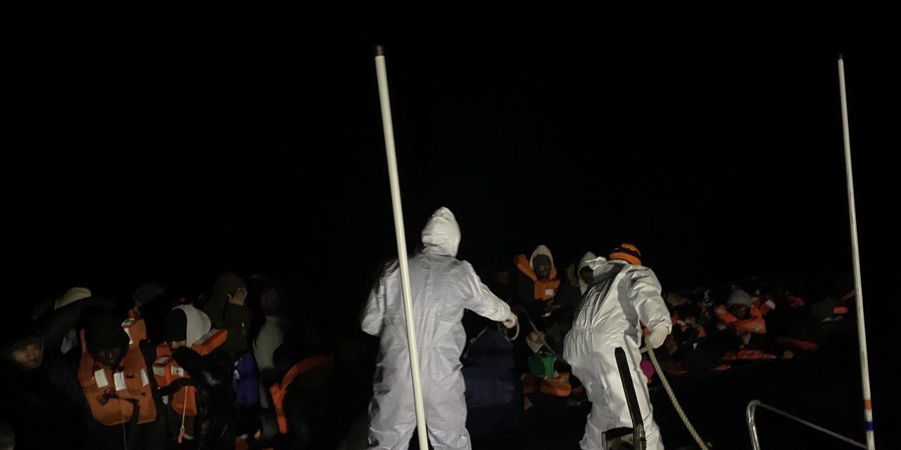 Ayvacık açıklarında Yunan unsurlarınca ölüme terk edilen 47 kaçak göçmen kurtarıldı