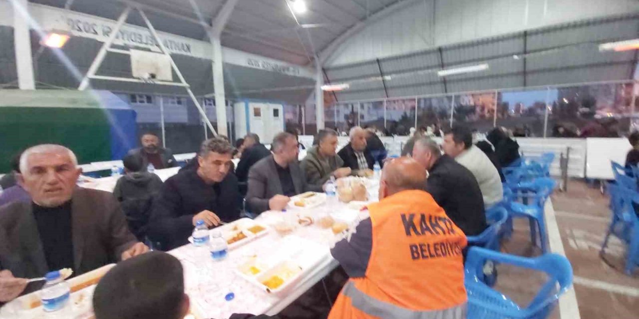Turanlı, ilk iftar gününde vatandaşlarla aynı sofrayı paylaştı