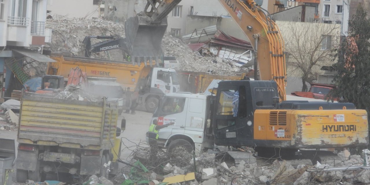 Samandağ enkaz kaldırma ve yıkım çalışmaları 9 mahallede devam ediyor