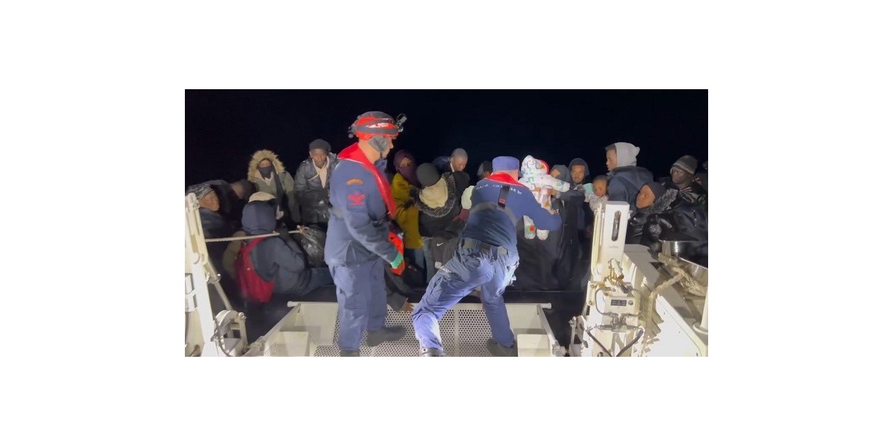 İzmir açıklarında 59 göçmen kurtarıldı, 1 Türk vatandaşı yakalandı