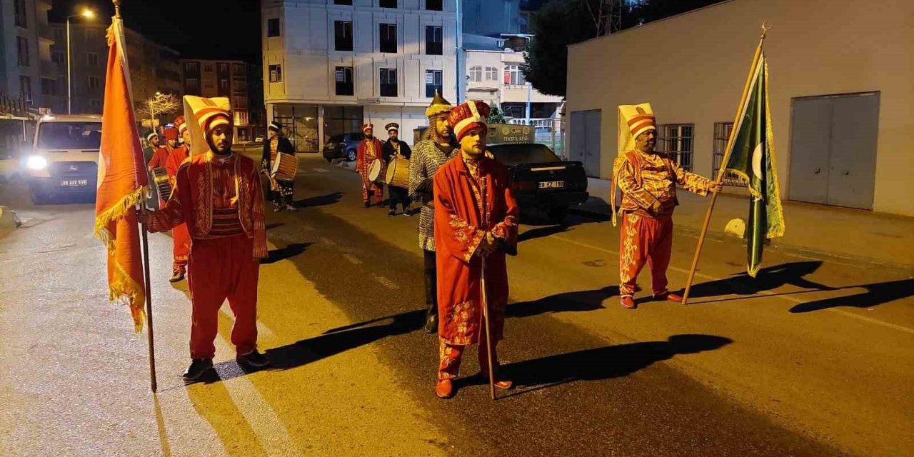 Mehteran takımı sahur için sokağa indi: Vatandaşlar mehter marşlarıyla uyandı