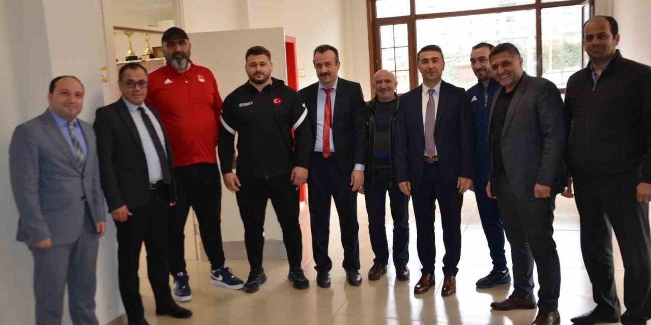 Milli güreşçi ve antrenörü Rize’de öğrenciler ile bir araya geldi