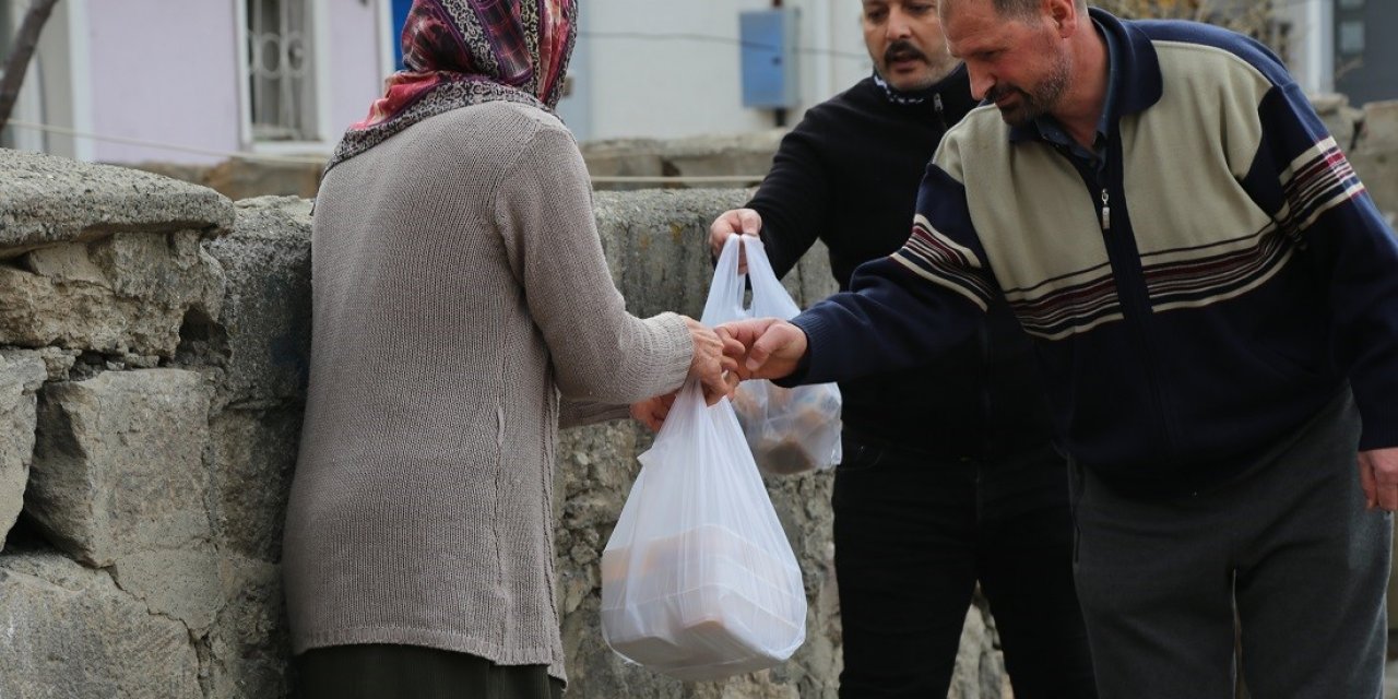 İhtiyaç sahibi vatandaşlara iftar yemeği dağıtılıyor
