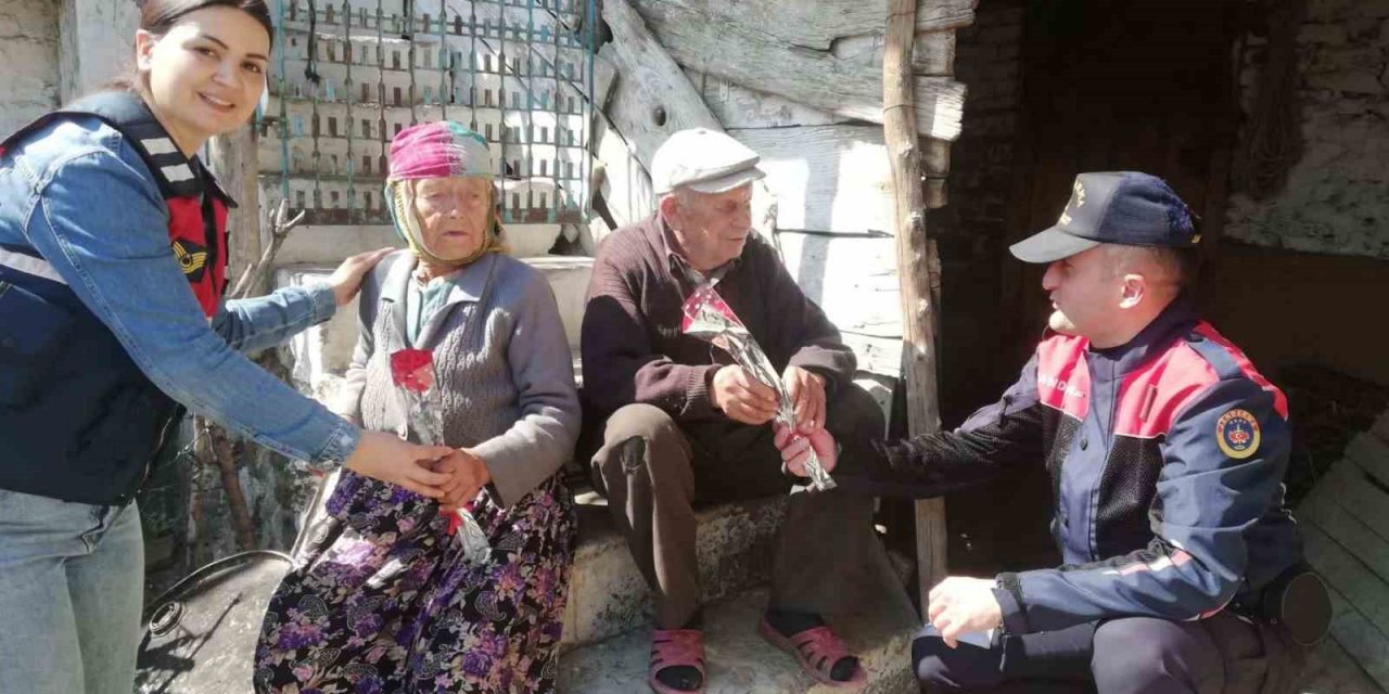 Jandarma ekipleri yaşlıları unutmadı