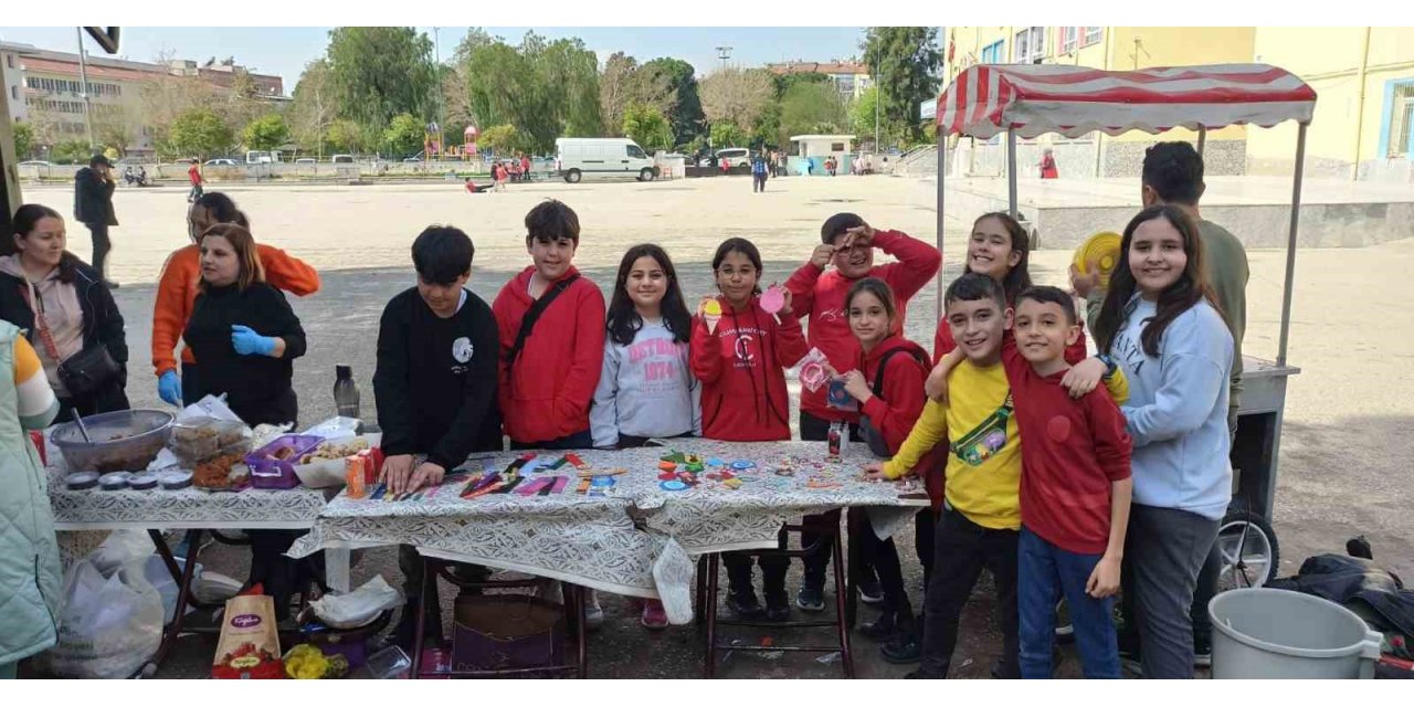 Nazilli Cumhuriyet İlkokulu’nda depremzedeler için hayır panayırı düzenlendi