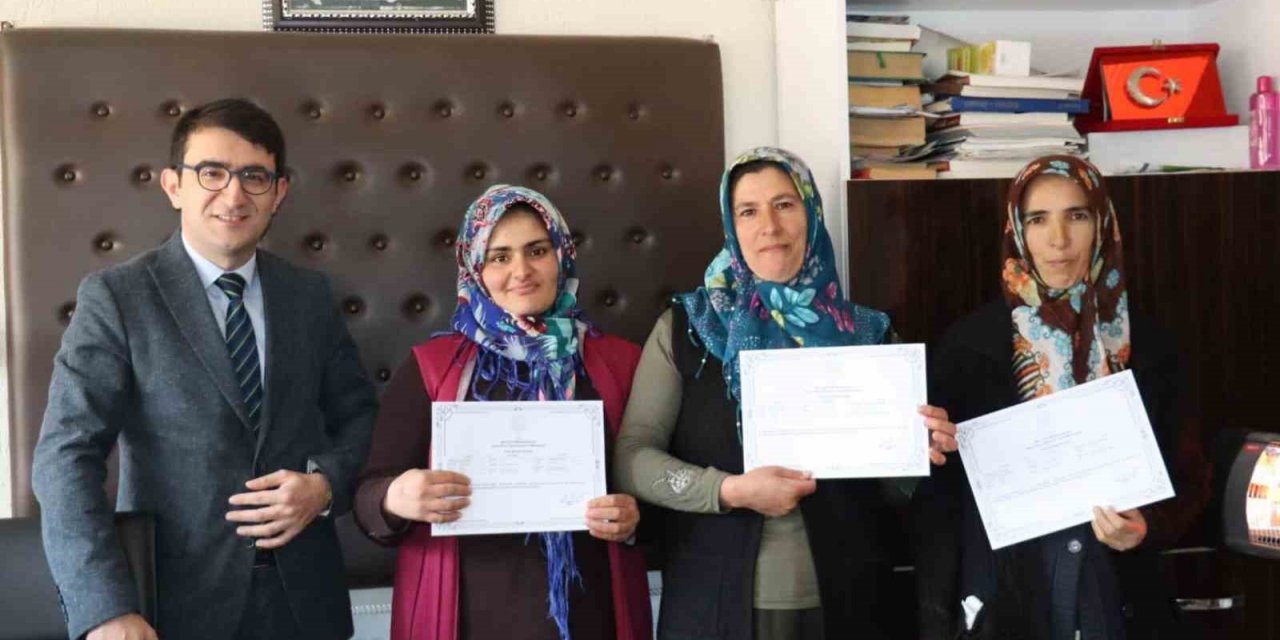 Sürü Yöneticiliği Kursu’nda başarı gösteren kursiyerler sertifika verildi