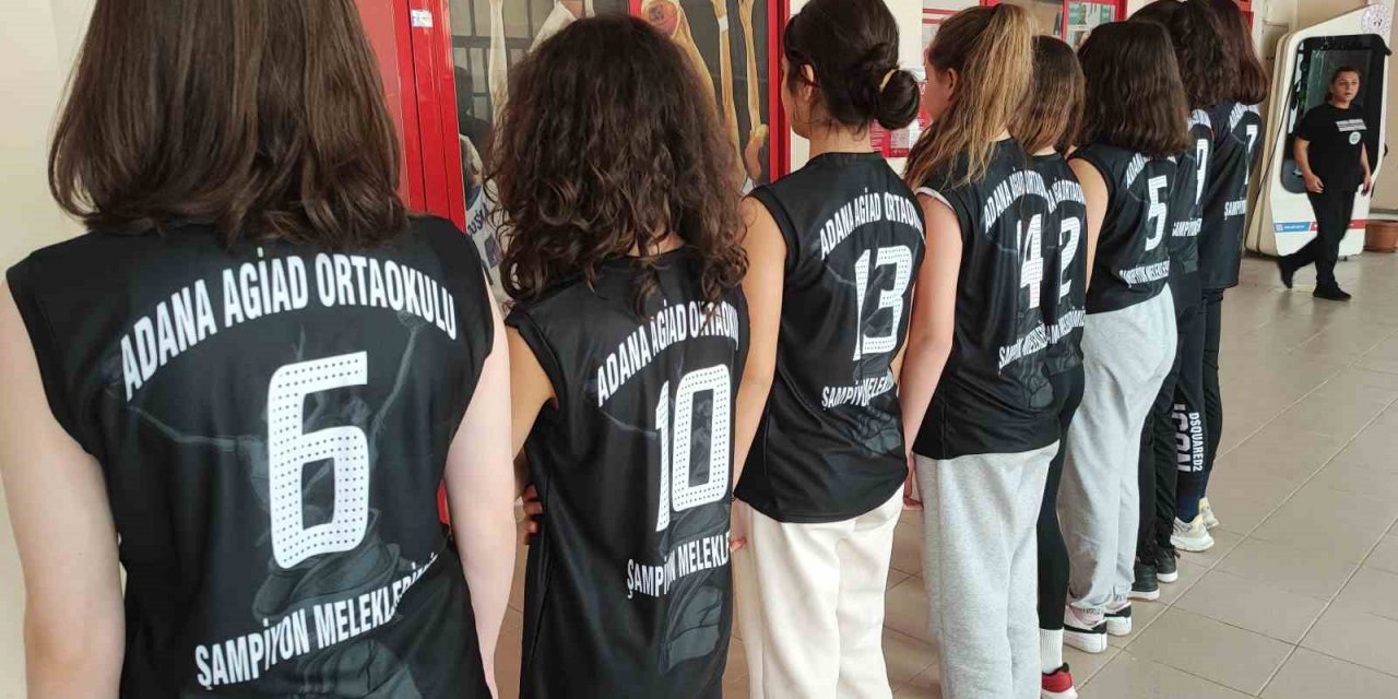 Adanalı sporcu öğrencilerin giydiği forma herkesi duygulandırdı
