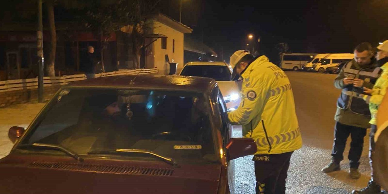 Araçları tek tek durdurup denetlediler