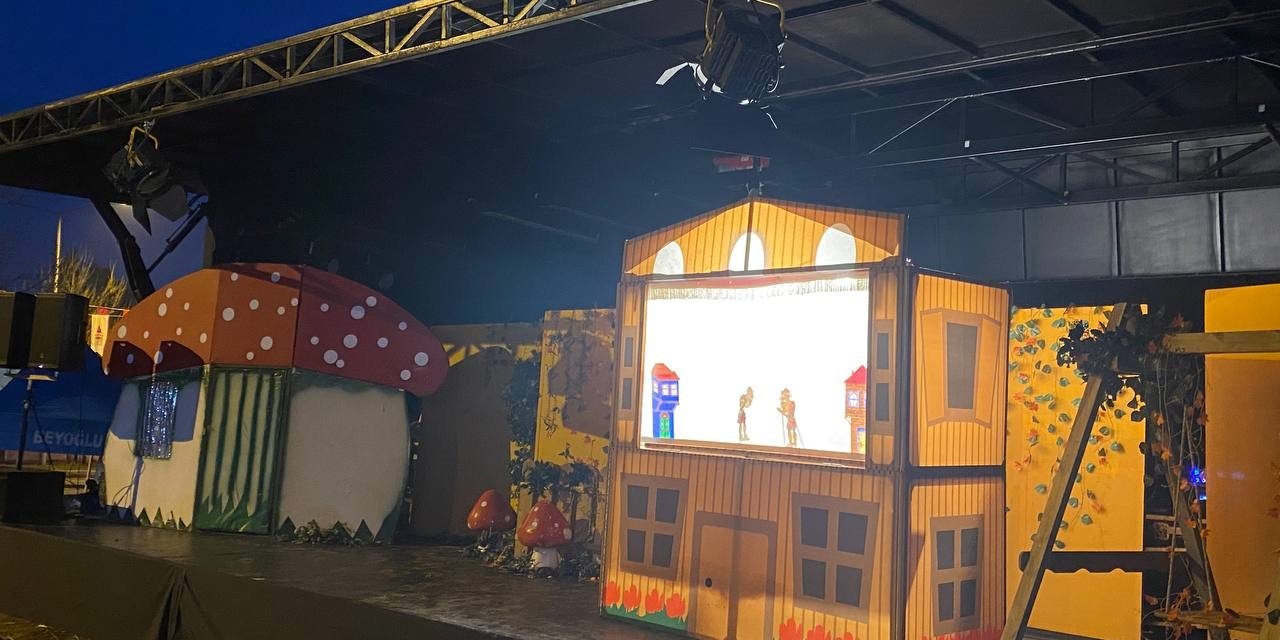 Depremzede çocuklar mobil sahne ile doyasıya eğlendi