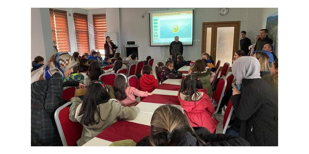 Anaokulu öğrencileri derslerini arazözün üstünde işledi