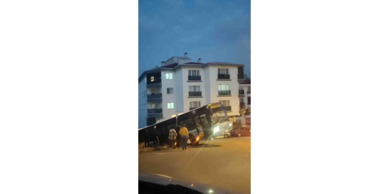 Ankara’da belediye otobüsü çıktığı yokuşta asılı kaldı