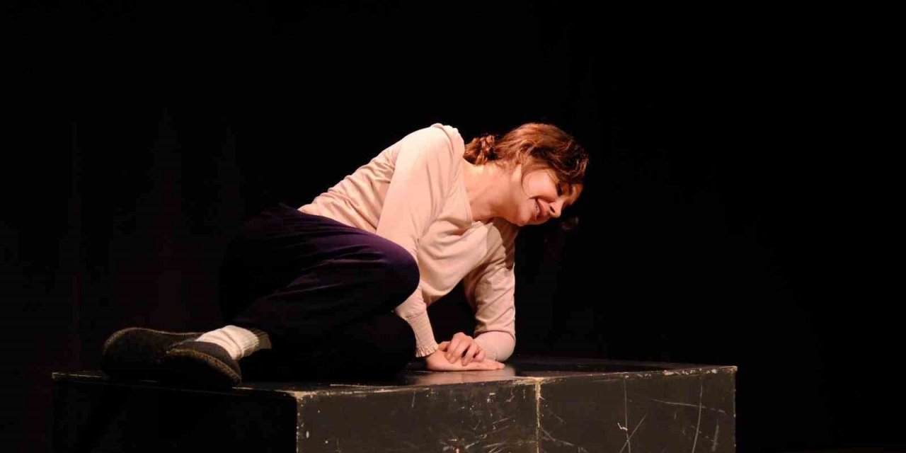 Kadın Oyunları Festivali’nde oyuncu Algı Eke büyüledi