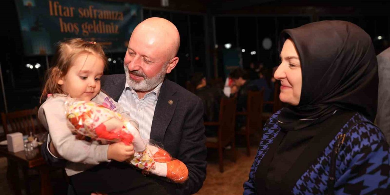 Çolakbayrakdar çifti, iftarı depremzede öğrenciler ve aileleriyle açtı