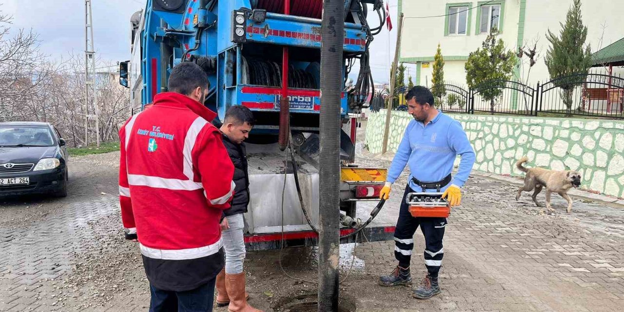 İzmit Belediyesi, selden etkilenen bölgelerde yaraları sarıyor