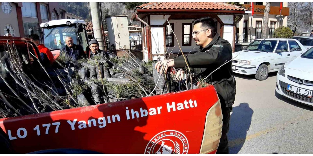 Depremde hayatını kaybedenlerin anısına fidan dağıtıldı