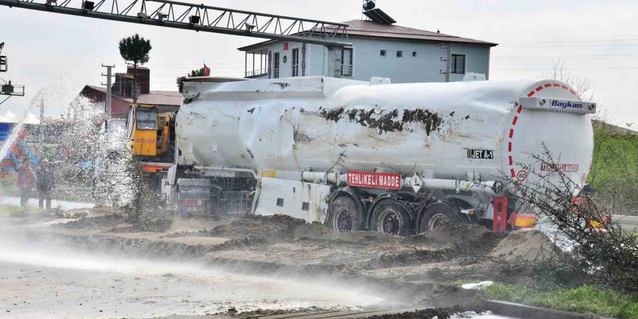 Benzin yüklü tanker devrildi, karayolu 6 saat trafiğe kapatıldı