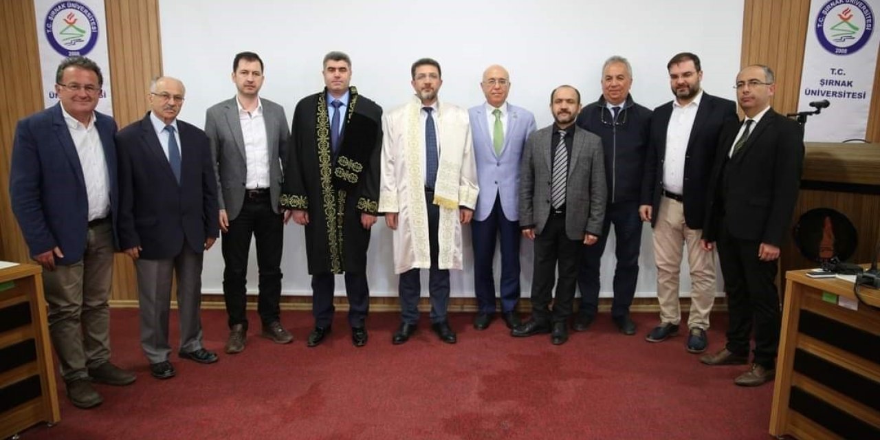 Şırnak üniversitesinde doçentlik unvanı alan öğretim üyesi cübbesini giydi