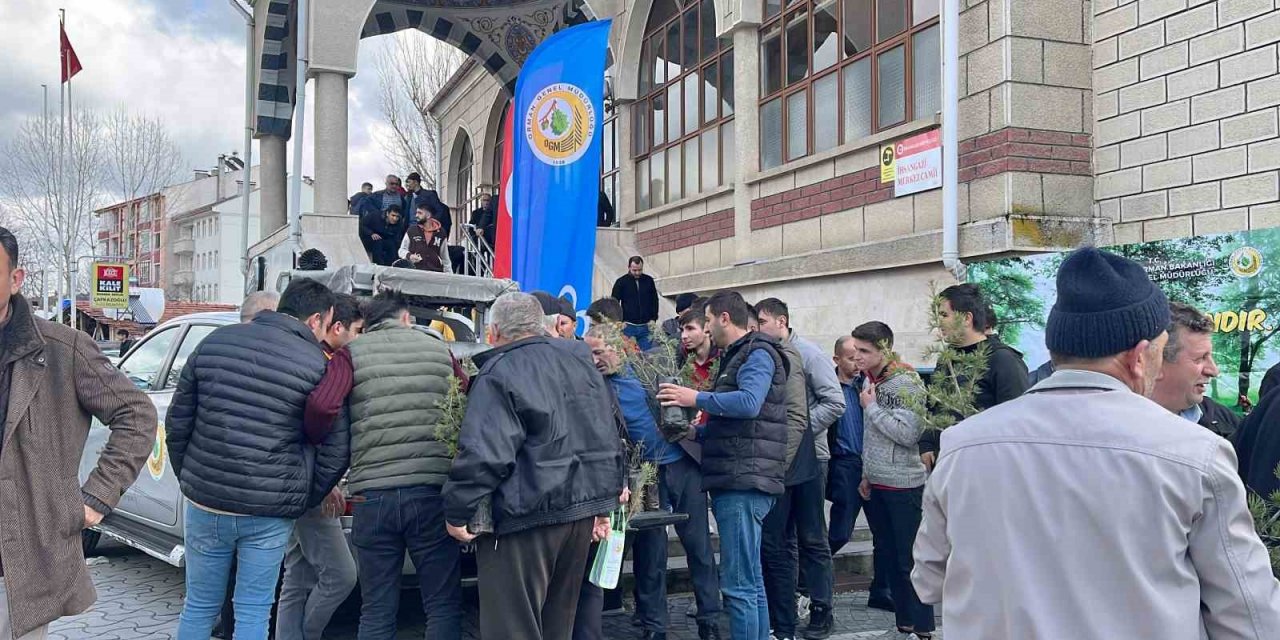 Camide vatandaşlara 3 bin fidan dağıtıldı