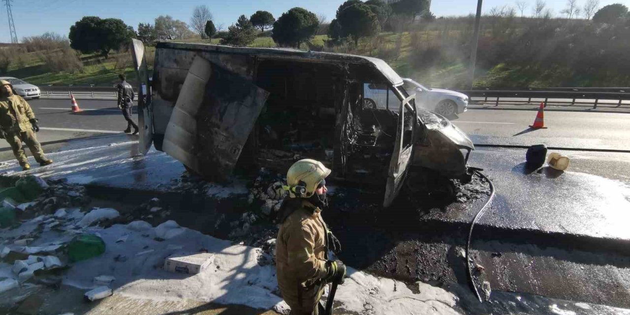 Hadımköy Tem Otoyolu’nda alev topuna dönen panelvan kamerada