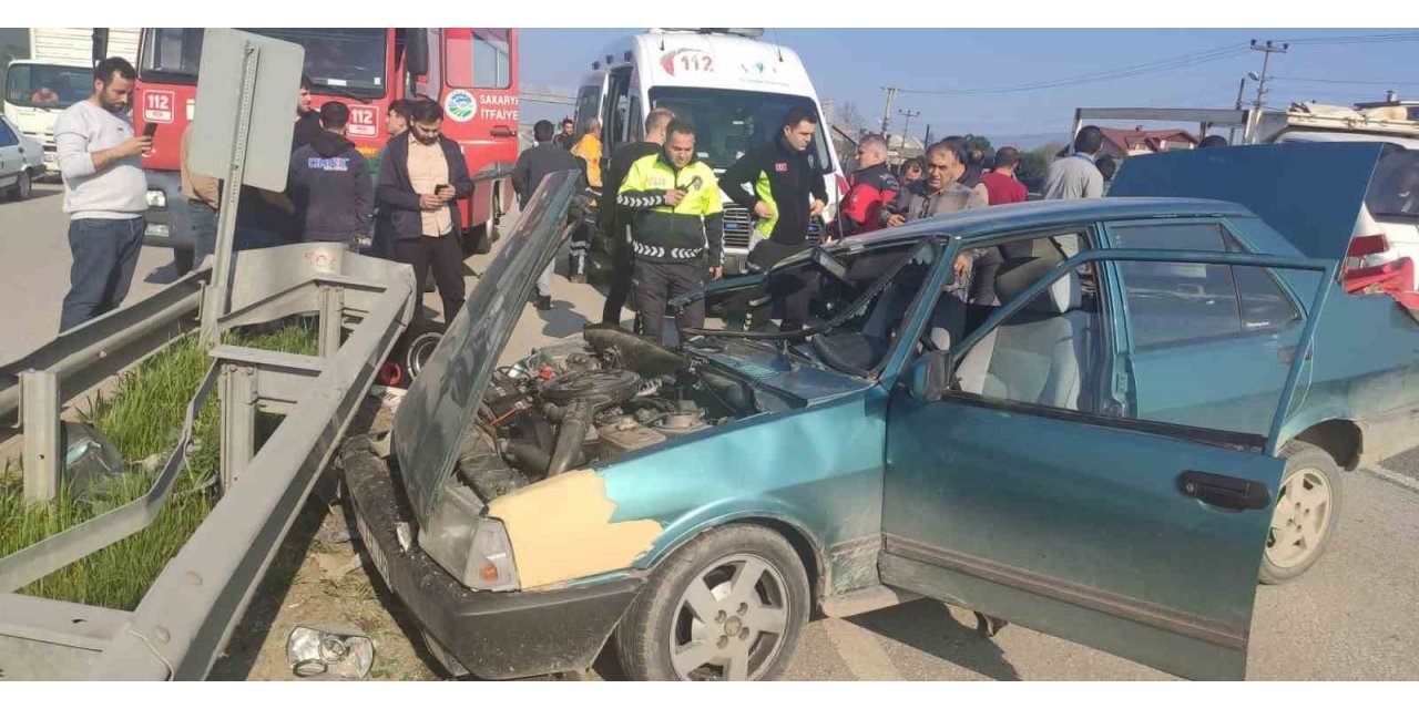 D-100’de bariyerlere çarpan Tofaş kağıt gibi ezildi: 2 yaralı