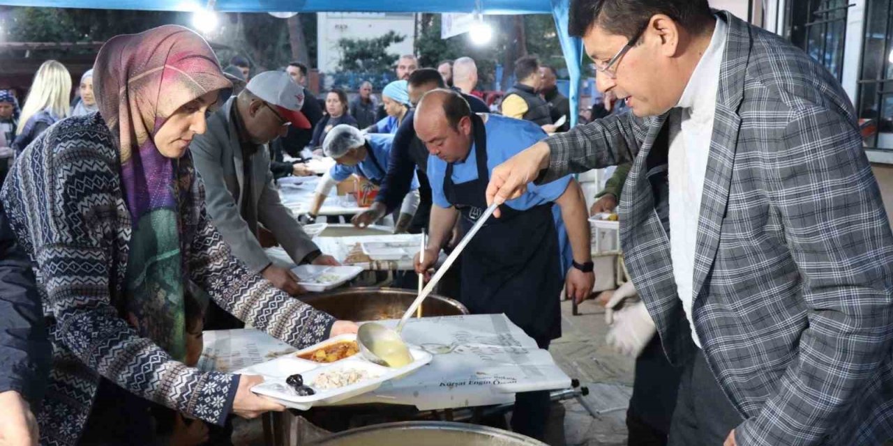 Nazilli Belediyesi’nin iftar sofralarında vatandaşlar bir araya geliyor