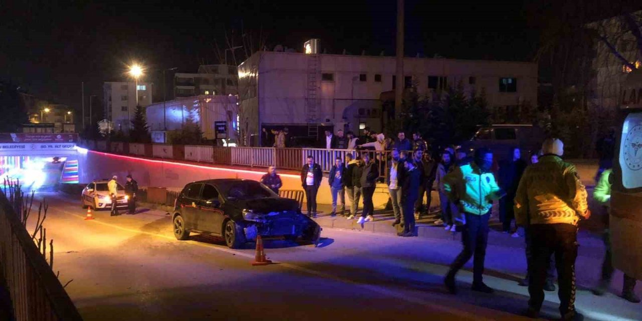 Bariyerlere çarptı, aracının başında "oğlum" diyerek feryat etti