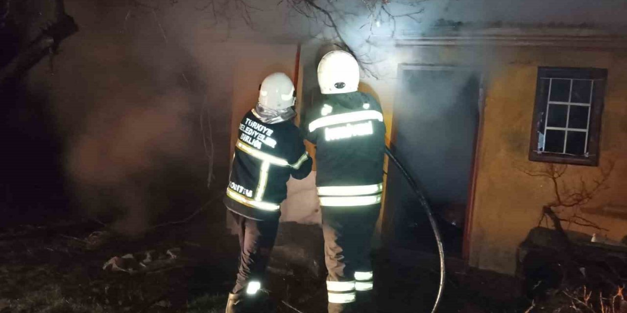 Depoda çıkan yangın büyümeden söndürüldü