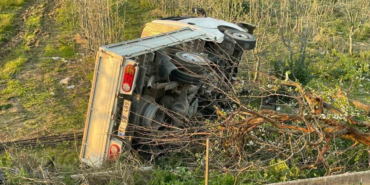 Bursa’da kontrolden çıkan kamyonet şarampole uçtu: 2 yaralı