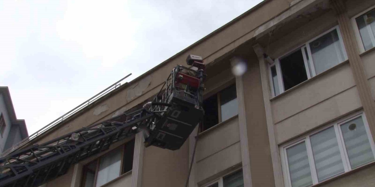 Ümraniye’de apartman yangını: 1’i çocuk 3 kişi dumandan etkilendi
