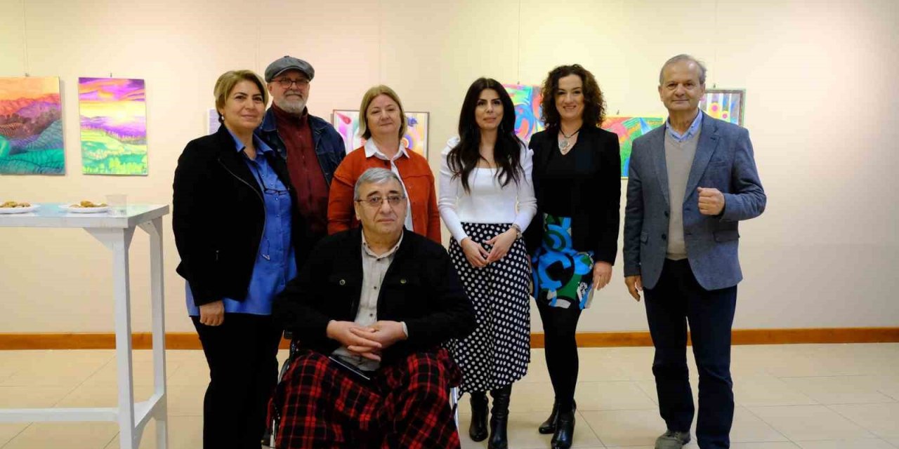 Ayvalık’ta ’kâğıt ve kalemin düeti’ sergileniyor