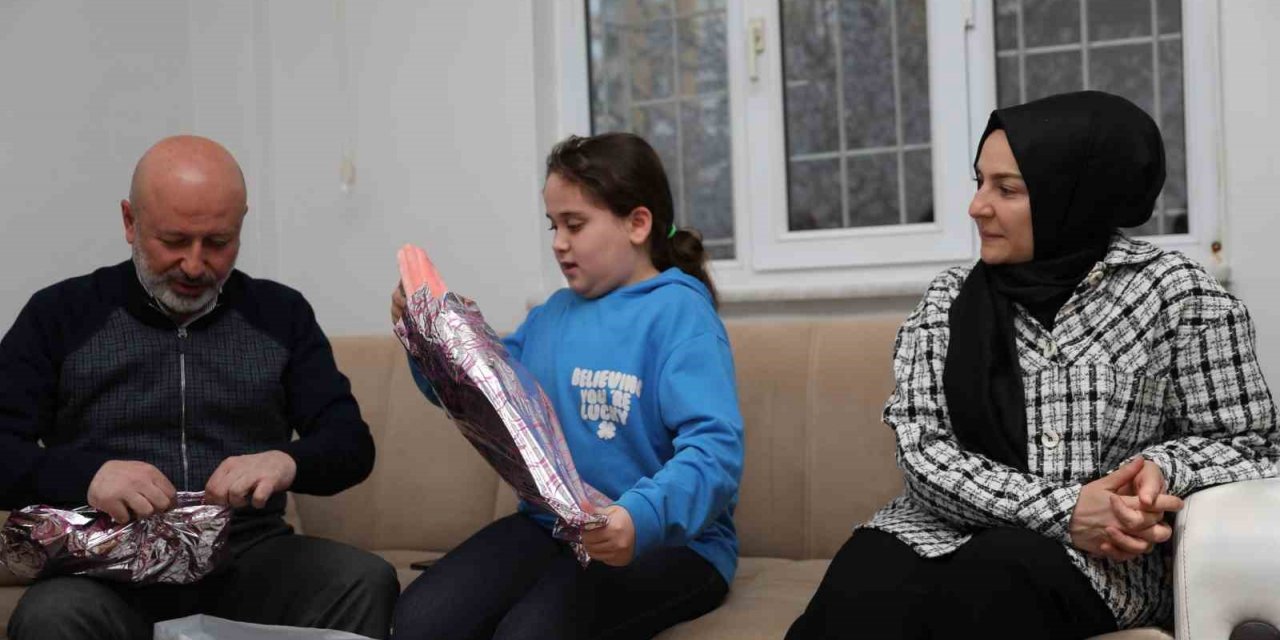 Çolakbayrakdar çifti, iftarda depremzede ailenin misafiri oldu