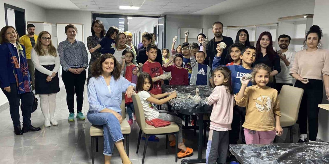 Depremzede çocuklar Çocuk Üniversitesi ile hayata tutunuyor