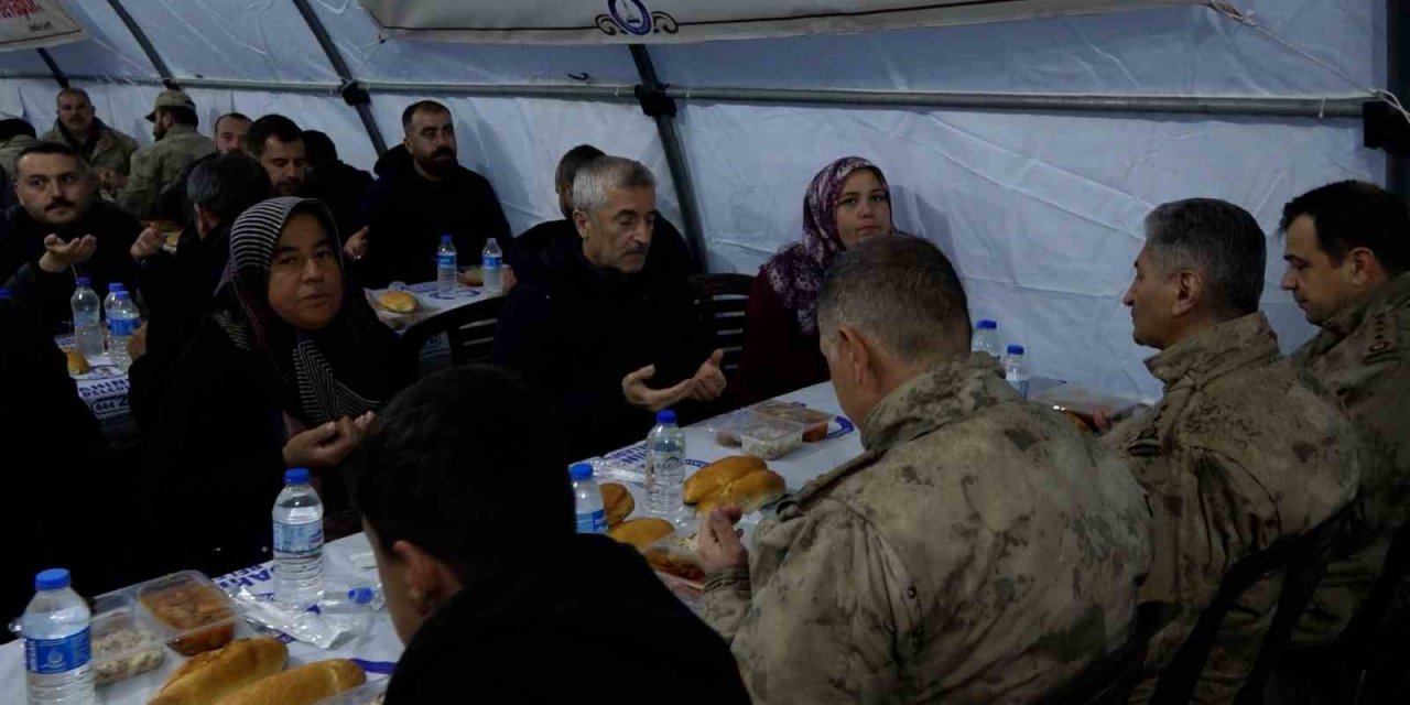 Tahmazoğlu Adıyamanlı depremzedelerle iftar açtı