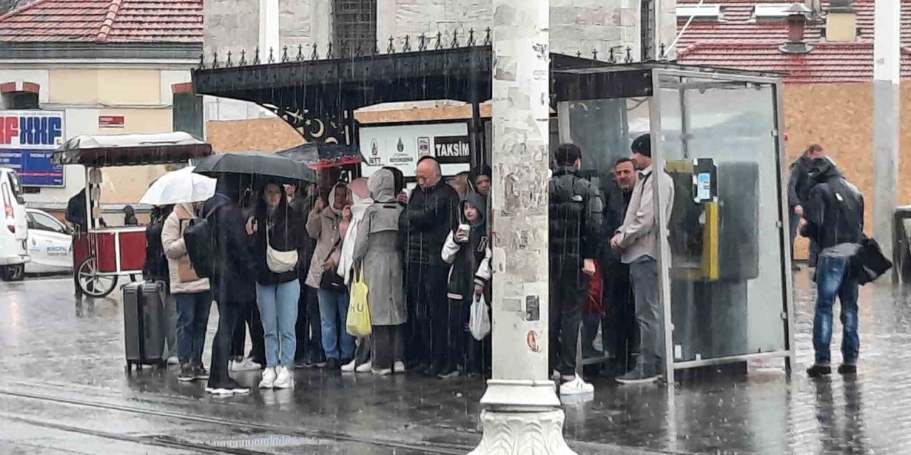 Taksim’de aniden başlayan yağmura vatandaşlar hazırlıksız yakalandı