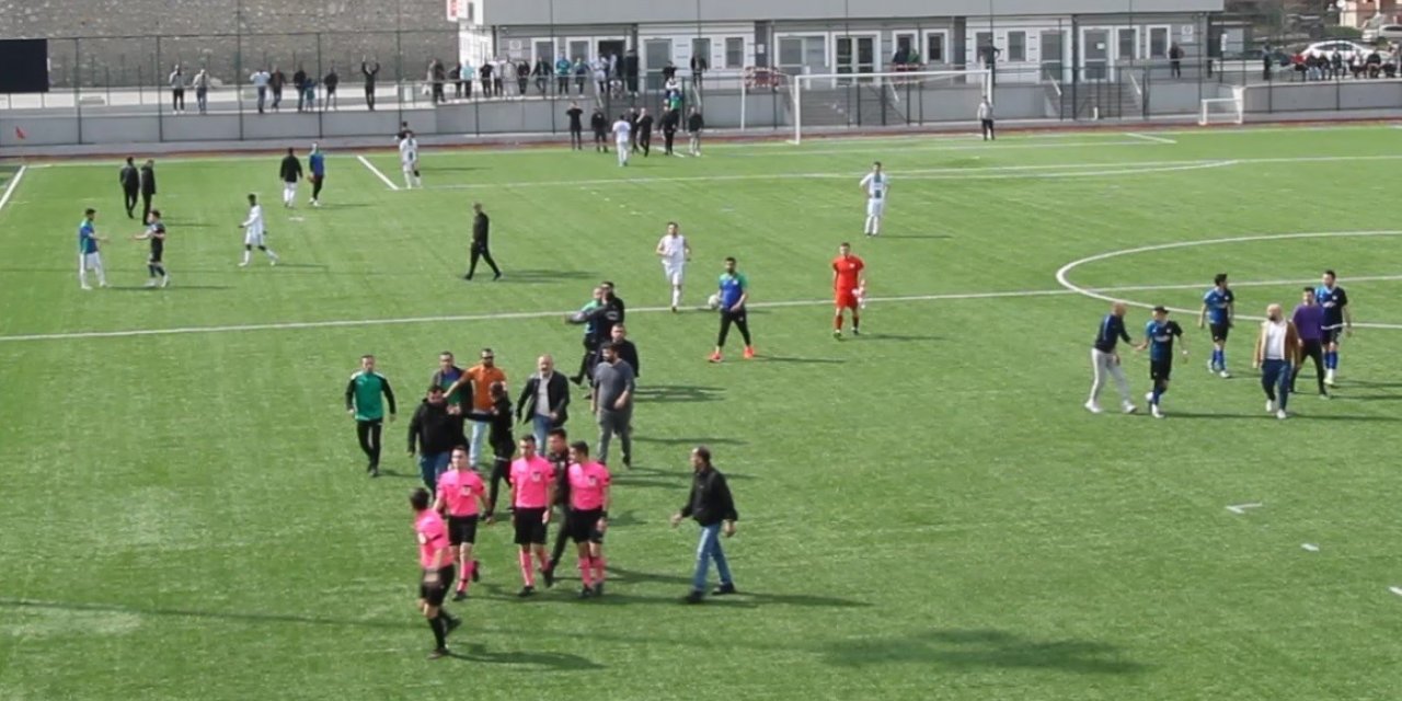 Yenilen takımın yöneticileri hakeme saldırdı