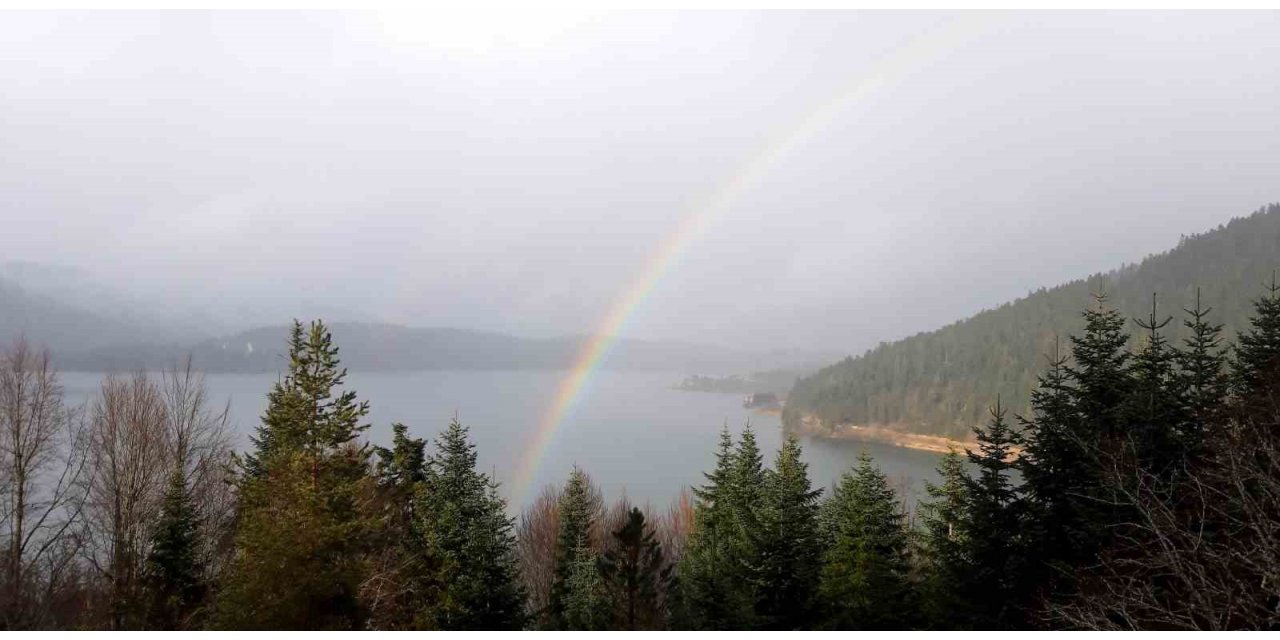 Abant Gölü’nde yağmur sonrası çıkan gökkuşağı mest etti